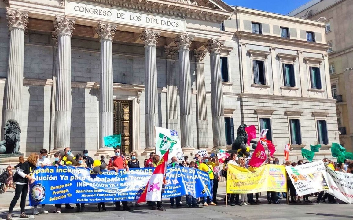 Empleados Públicos en Abuso de Temporalidad, manifestándose frente al Congreso de los Diputados.