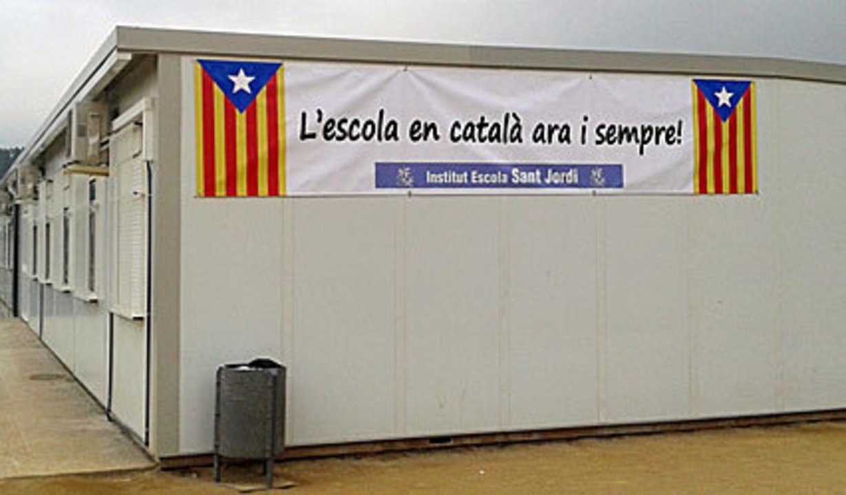 Colegio catalán con la estelada.