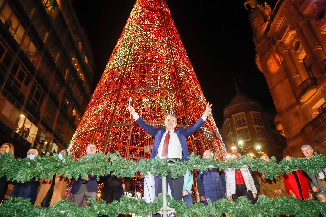 El alcalde de Vigo, Abel Caballero, durante el encendido de las luces navideñas, a 20 de noviembre de 2021, en Vigo, Pontevedra, Galicia (España).