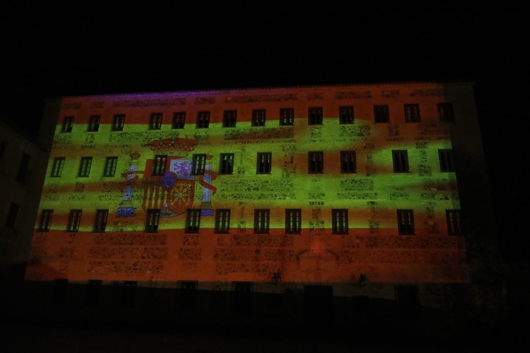 Cortes de C-LM celebran el Día de la Constitución con una proyección de la bandera española sobre su fachada principal.