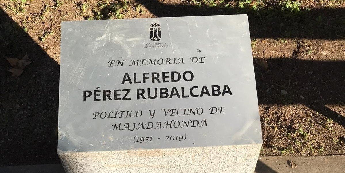 Monolito de recuerdo a Alfredo Pérez Rubalcaba, en Majadahonda (Madrid) (Foto: Europa Press).