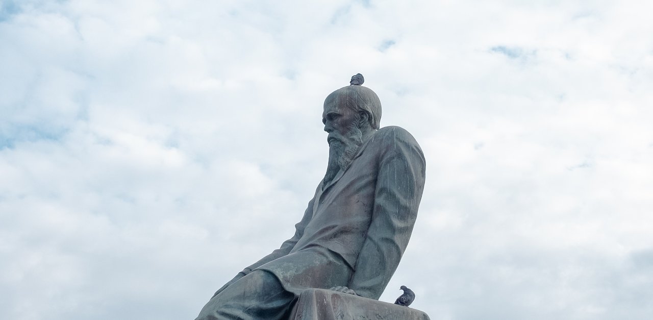 El monumento a Fedor Dostoievski está en Moscú, frente a la Biblioteca Estatal de Rusia (Российская государственная библиотека).

Fotografía de Diego Sepúlveda Salazar.