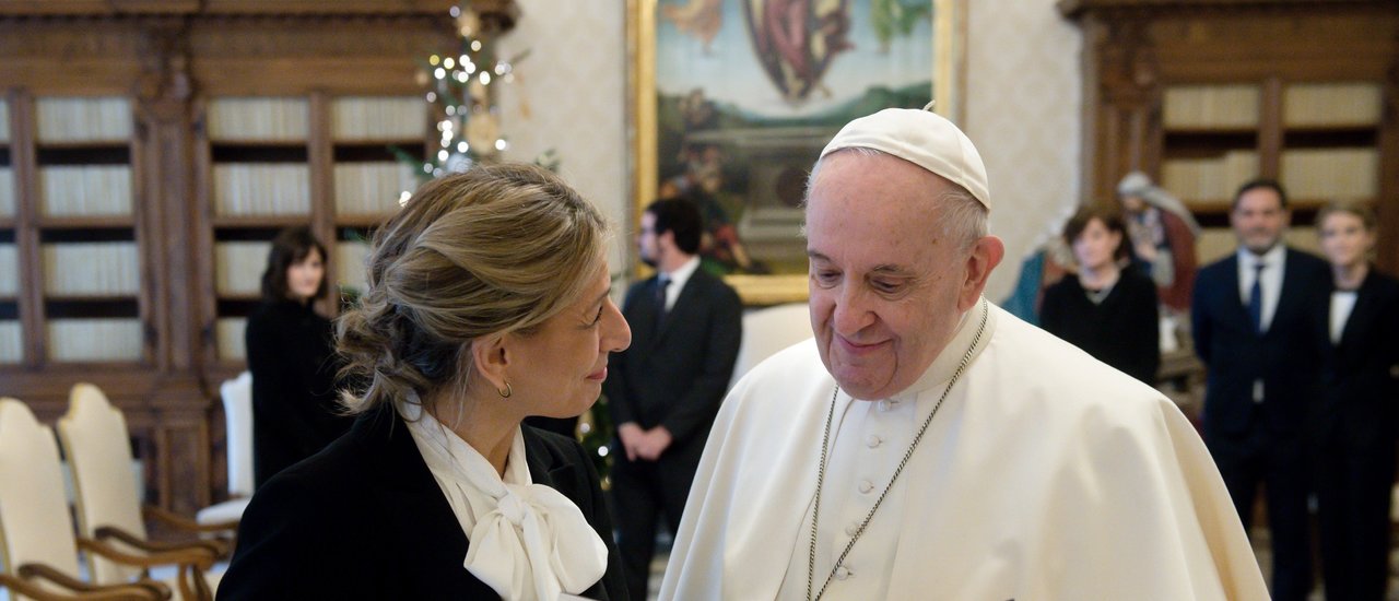 Yolanda Díaz y el papa Francisco (Foto: POOL / Vatican Media / Spaziani / Europa Press).