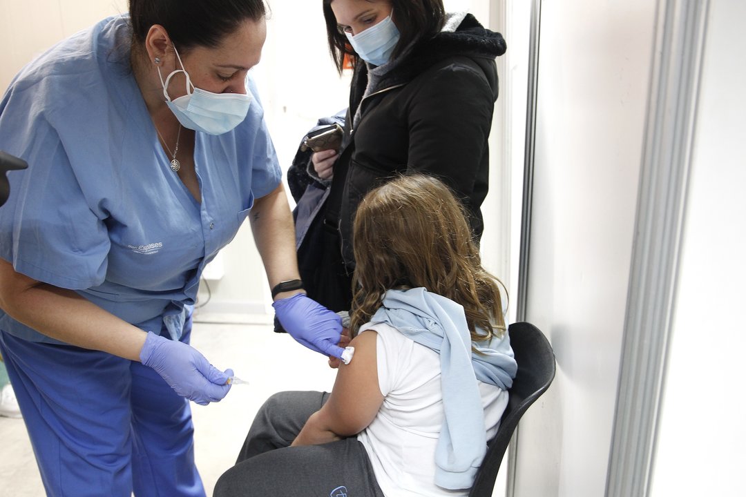 Una niña recibe una dosis de la vacuna contra el Covid-19, en el Hospital de Son Durea, a 15 de diciembre de 2021, en Palma, Mallorca, Baleares (España). Hoy comienza en toda España la vacunación contra el Covid-19 para niños de entre 5 y 11 años.
