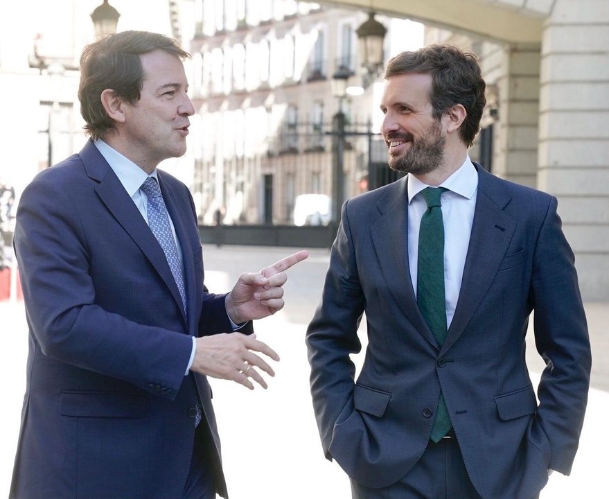 El presidente del PP, Pablo Casado, se reúne en el Congreso con el presidente de Castilla y León, Alfonso Fernández Mañueco. En Madrid, a 17 de noviembre de 2021.