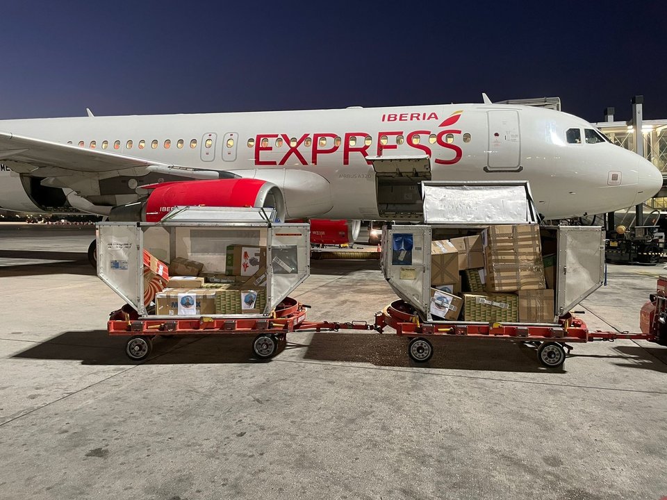Avión de IberiaExpress cargado con 40 cajas de material de primera necesidad. (Foto:IberiaExpress)