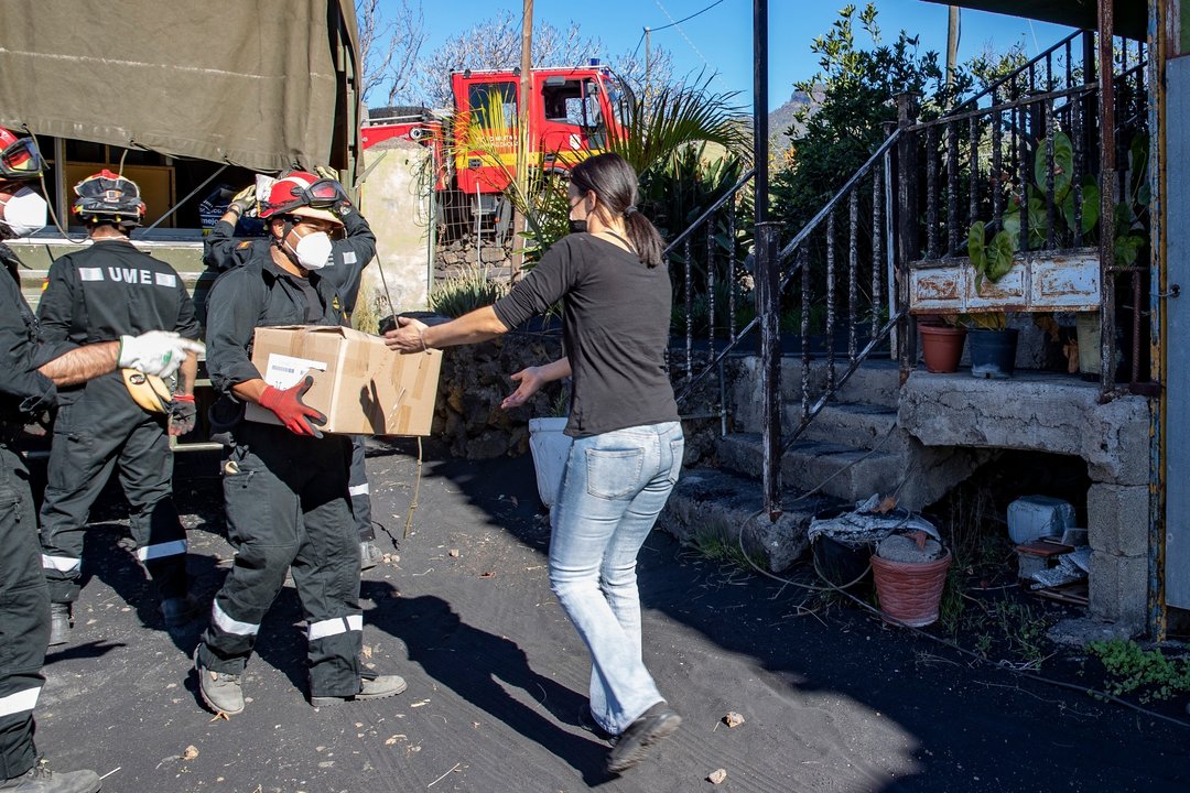 Soldados de la UME ayudan a los vecinos de La Palma a volver a sus casas.