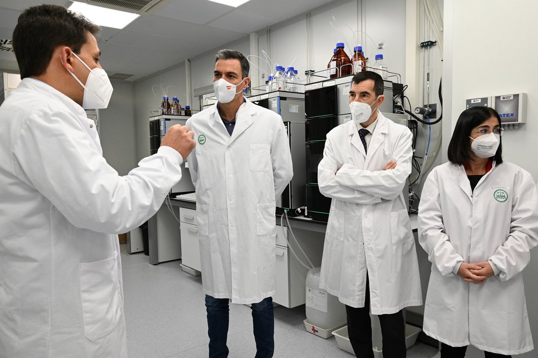 El presidente del Gobierno, Pedro Sánchez, y la ministra de Sanidad, Carolina Darias, visitan las instalaciones de la farmacéutica Rovi que produce la vacuna Moderna conta la Covid-19, en Granada.