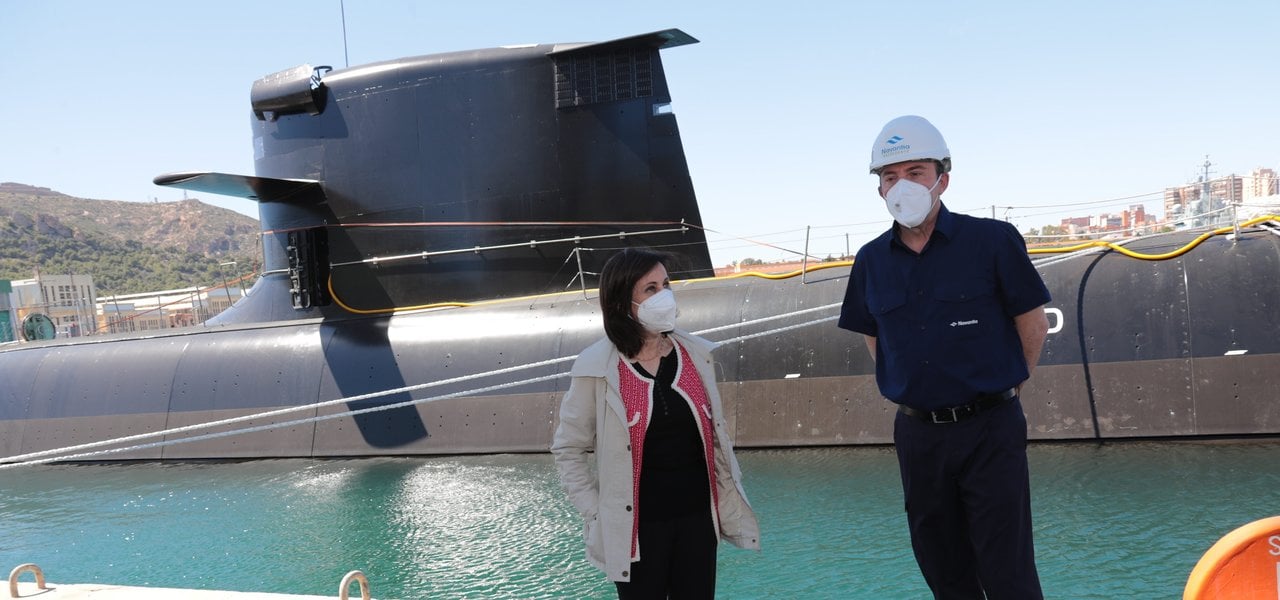 Margarita Robles visita en mayo de 2021 el submarino S-81  tras su puesta a flote (Foto: Iñaki Gómez/MDE).