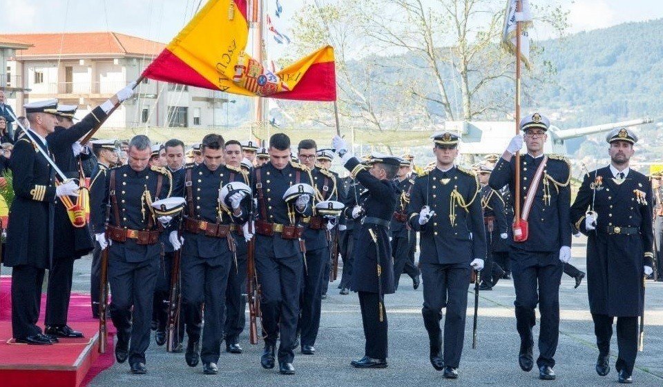 Entrega de despachos a oficiales de la Armada en la Escuela Naval Militar de Marín.