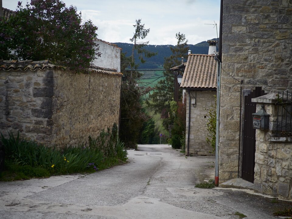 Calle vacia en Oric&aacute;in, Navarra