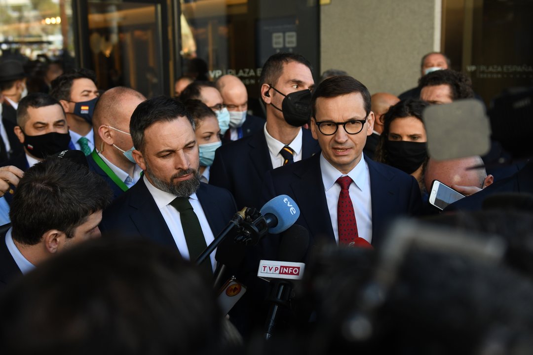 El presidente de Vox, Santiago Abascal (i), y el primer ministro de Polonia, Mateusz Morawiecki (d), realizan una intervención ante los medios durante la cumbre celebrada este fin de semana.
