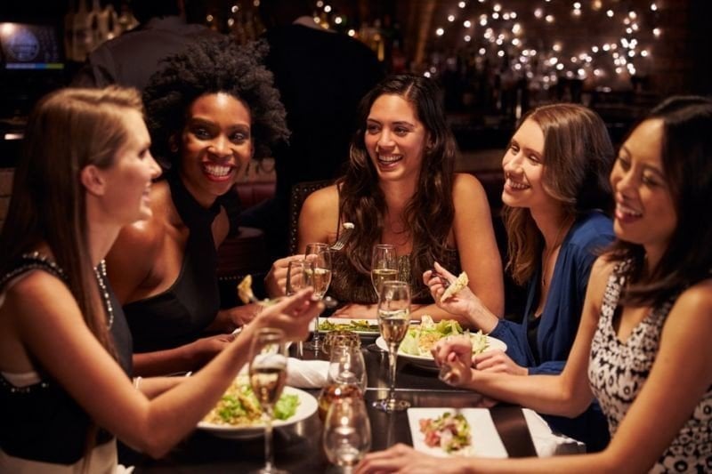 Un grupo de mujeres alrededor de una mesa.