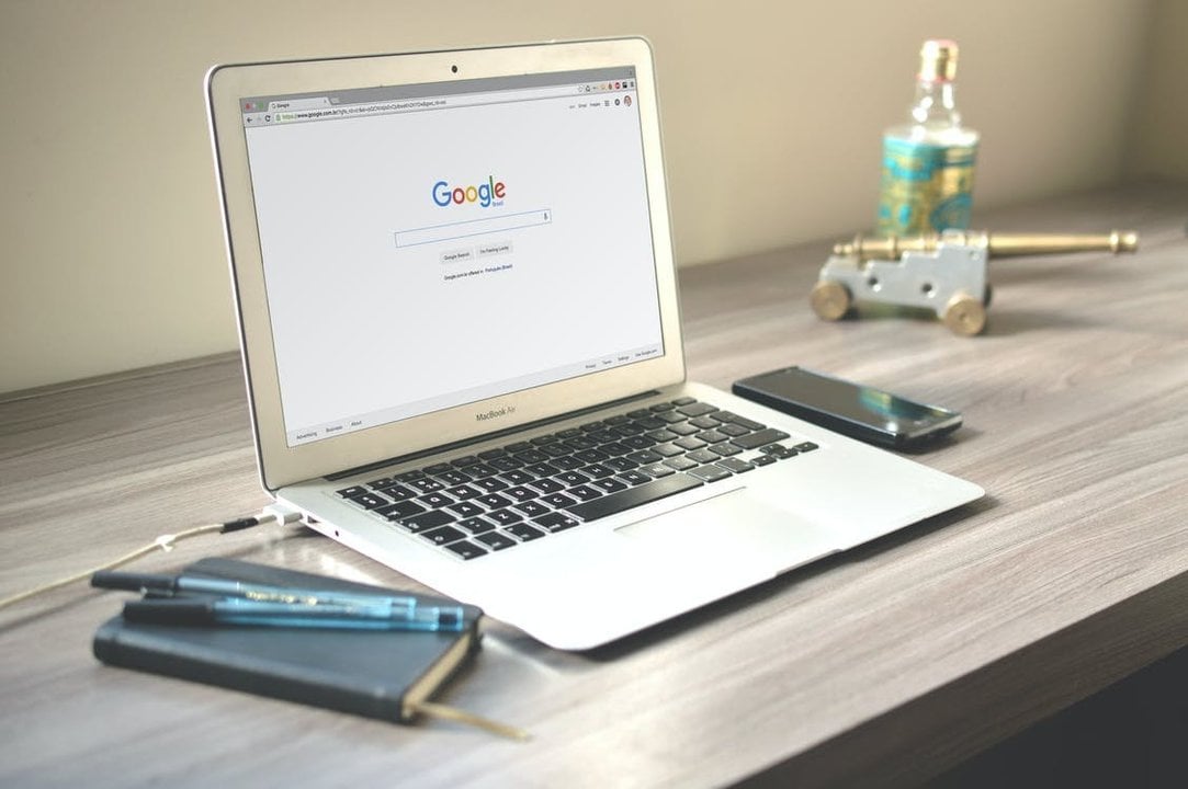 Un ordenador mostrando Google en la pantalla.