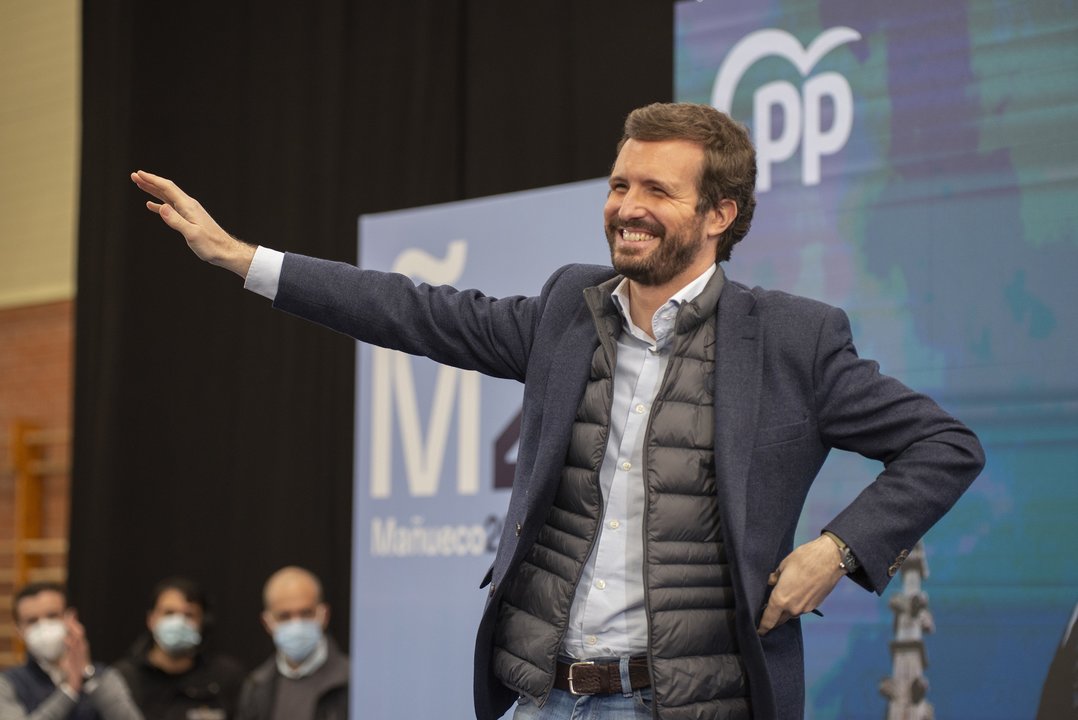 Pablo Casado saluda a los asistentes a un acto de la campaña electoral en Castilla y León
