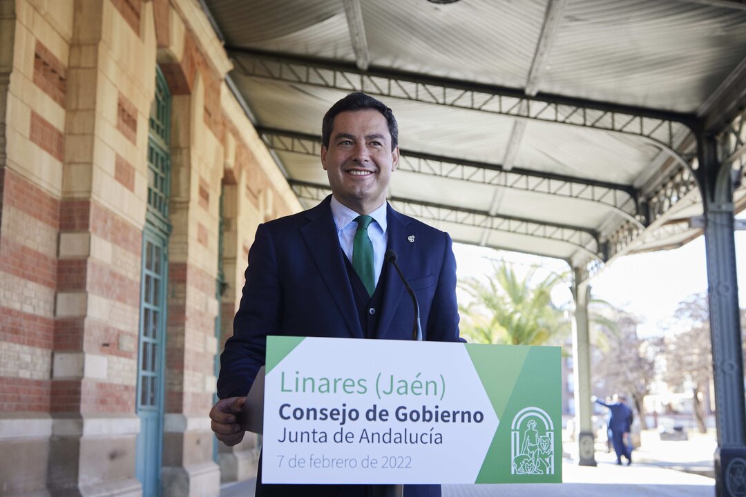 El presidente de la Junta, Juanma Moreno, atiende a los medios de comunicaci&oacute;n tras el Consejo de Gobierno de la Junta de Andaluc&iacute;a en la Antigua Estaci&oacute;n de Linares, a 7 de febrero de 2022 en Ja&eacute;n (Andaluc&iacute;a, Espa&ntilde;a)

