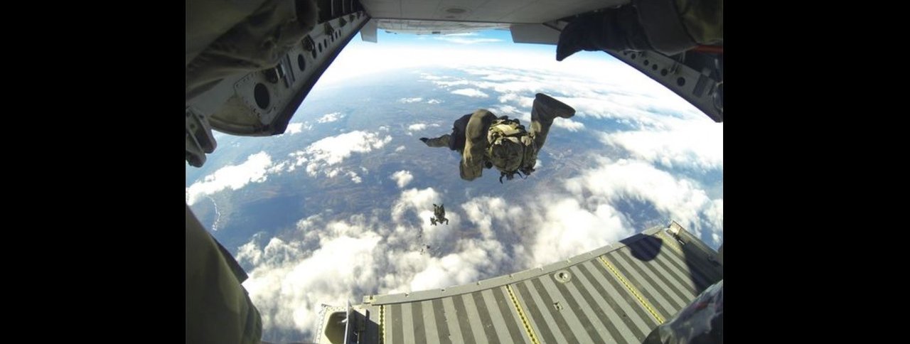 Salto paracaidista durante el curso (Foto :BRI VI).