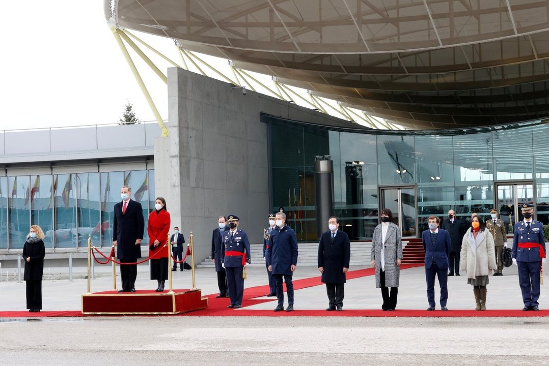 Los reyes Felipe y Letizia reciben Honores de Ordenanza en el Pabellón de Estado del aeropuerto de Barajas