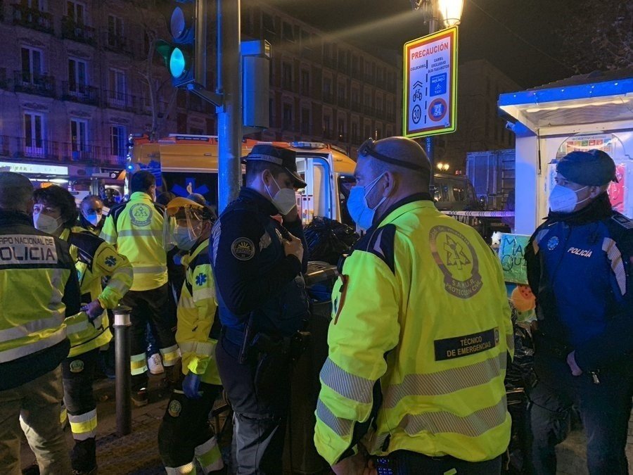 Policías y personal del Samur, en el lugar del crimen en la calle Atocha (Foto: Emergencias Madrid).