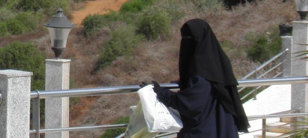 Una mujer con niqab y guantes negros (Foto: J.A.C.).