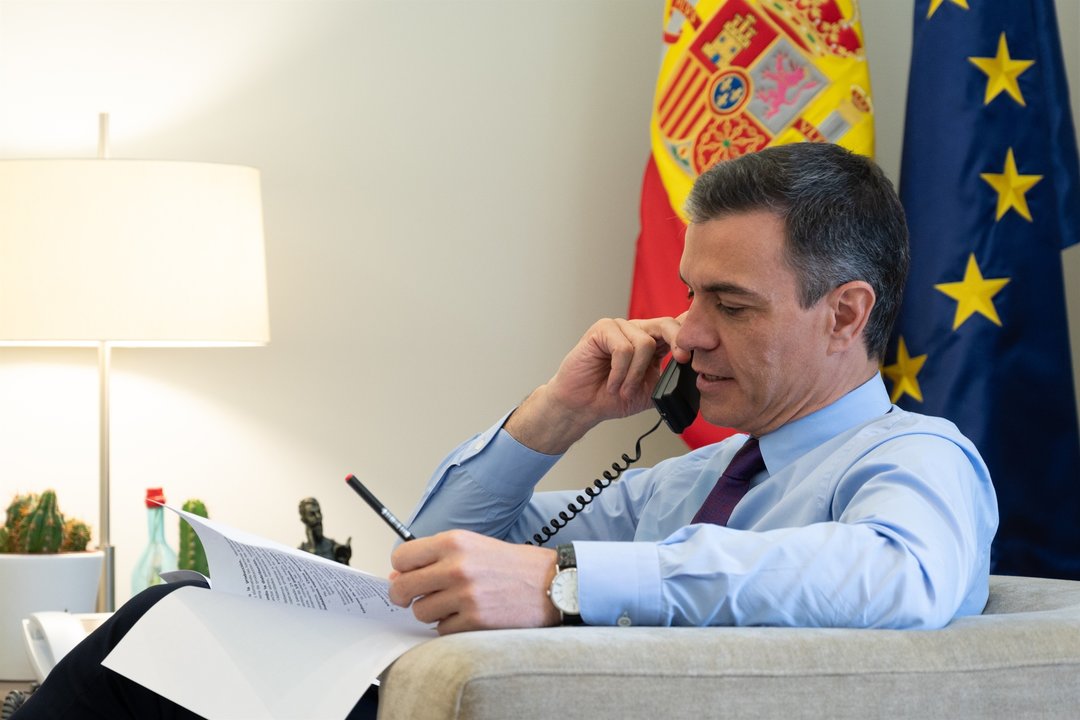 El presidente del Gobierno, Pedro Sánchez, habla por teléfono.