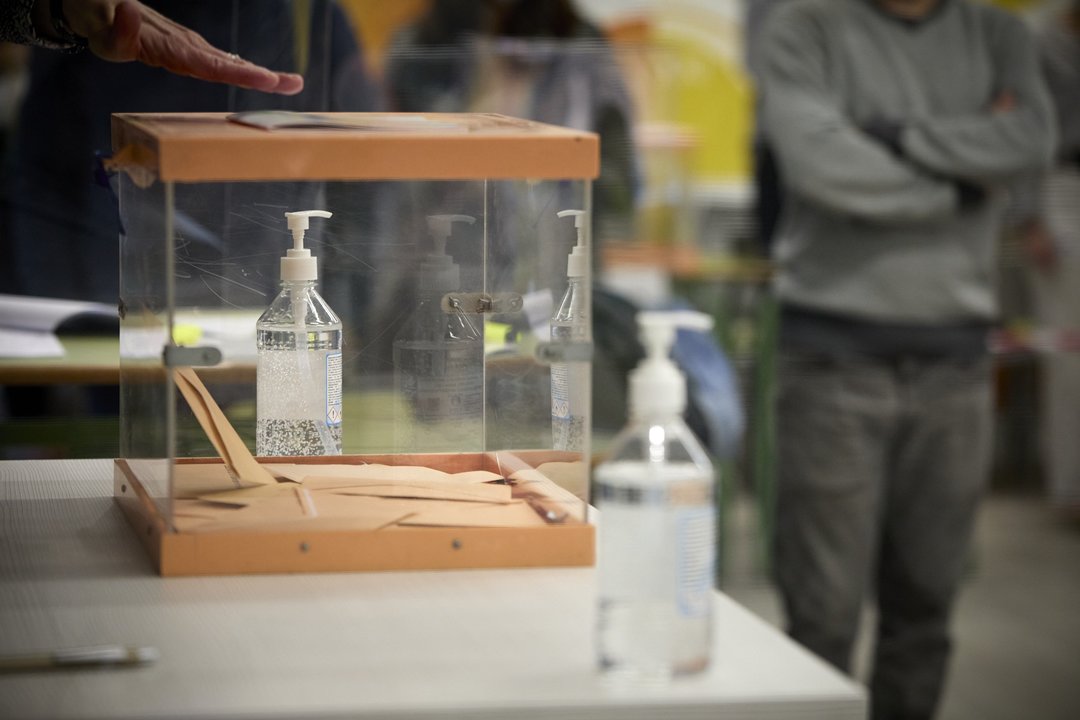 Una urna en una mesa de un colegio de Madrid en el que se votó en mayo de 2021.