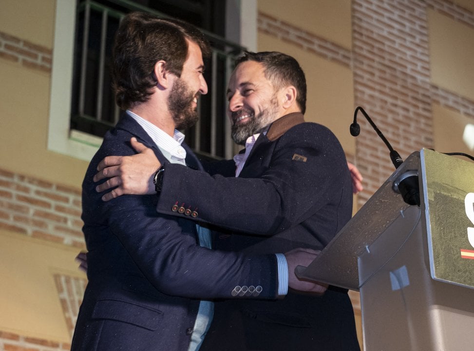 El candidato de Vox a la Presidencia de la Junta, Juan García-Gallardo, y el presidente nacional de Vox, Santiago Abascal, se abrazan en la noche electoral en Valladolid, Castilla y León.