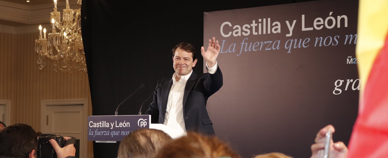 Alfonso Fernández Mañueco celebra su victoria en las elecciones de Castilla y León (Foto: Manuel Ángel Laya / Europa Press).