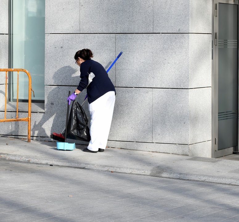 Una mujer limpiando.