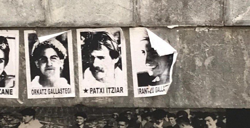 A la derecha, cartel de homenaje a Ia etarra Irantzu Gallastegi.