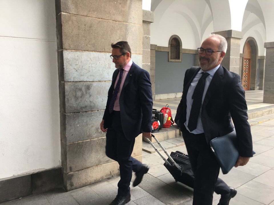 El juez Salvador Alba con el abogado Pedro Ayala a su llegada a la Audiencia Provincial de Las Palmas.