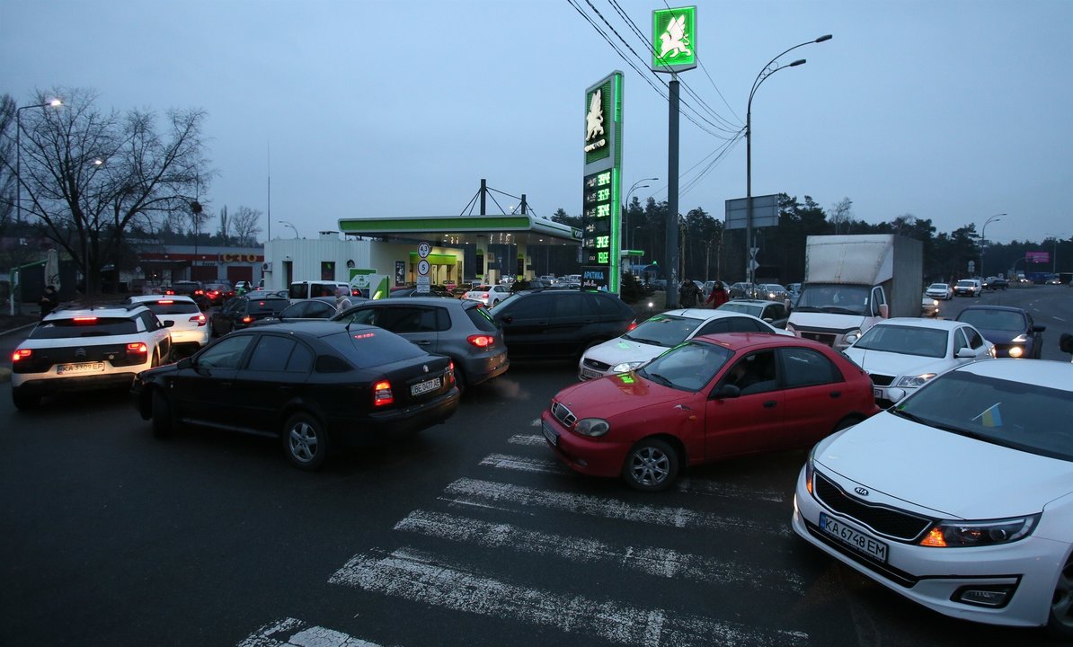 Vehículos hacen cola en una gasolinera de Kiev (Foto: Stringer / Sputnik / Contactophoto).