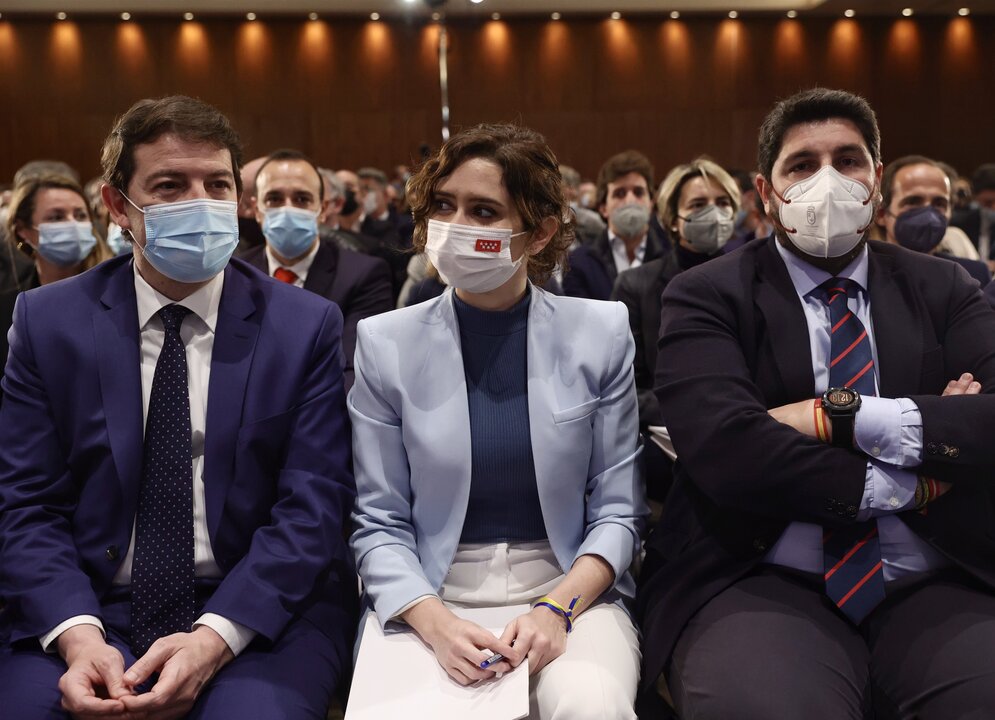 El presidente de la Junta de Castilla y Le&oacute;n en funciones, Alfonso Fern&aacute;ndez Ma&ntilde;ueco; la presidenta de la Comunidad de Madrid, Isabel D&iacute;az Ayuso, y el presidente de la Regi&oacute;n de Murcia, Fernando L&oacute;pez Miras.