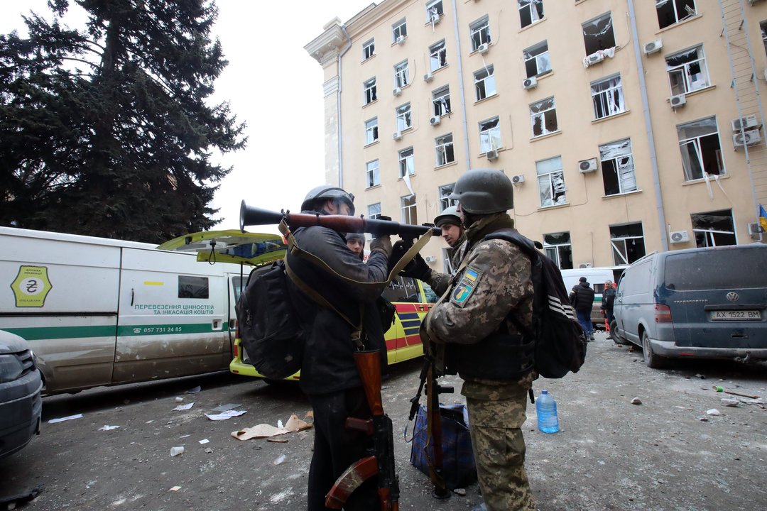Soldados ucranianos y residentes con armas en Járkov.