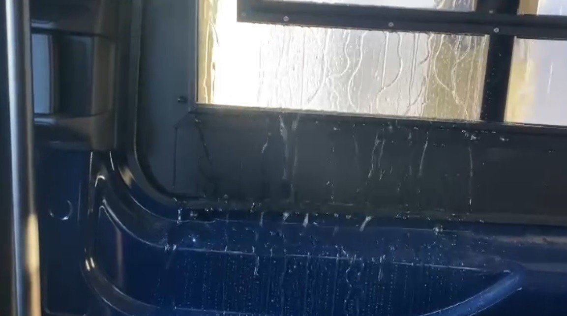 El agua de la lluvia se cuela por el portón de una furgoneta de las UIP de la Policía Nacional.