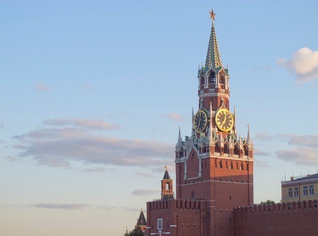 Torre Spasskaya del Kremlin, sede de la Presidencia rusa, junto a la plaza Roja de Moscú.