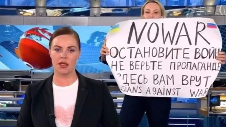 Marina Ovsiannikova sostiene un cartel ante las cámaras del Canal 1 de Rusia.