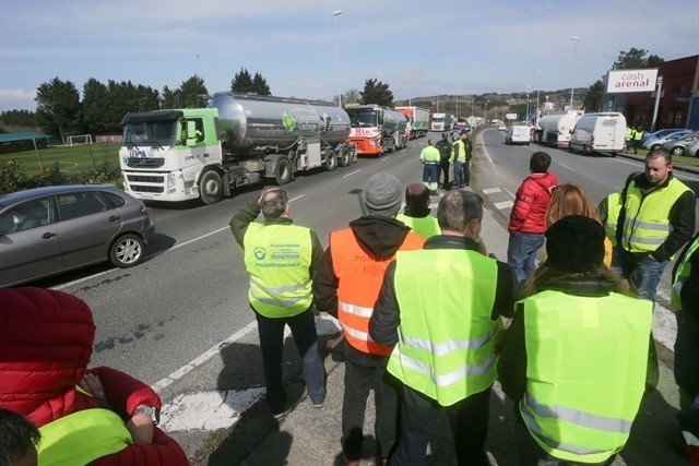 Varios transportistas participan en la huelga indefinida del transporte de mercancías.