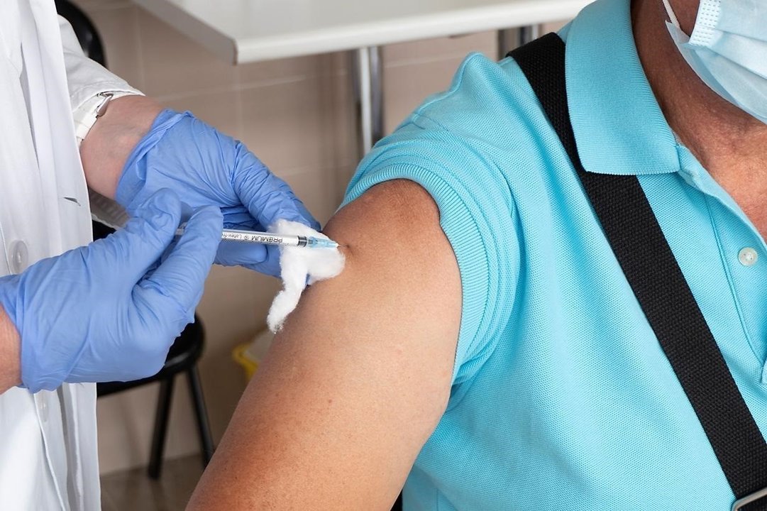 Un hombre recibe una dosis de la vacuna contra la Covid-19.
