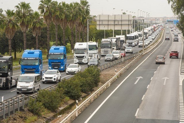 Una gran cantidad de camiones realiza una marcha lenta el pasado mes de marzo como señal de protesta dentro de la huelga del sector de transportes