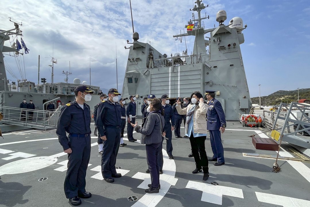 Margarita Robles en su visita en Creta a los buques de la Armada integrados en las agrupaciones navales permanentes de la OTAN.