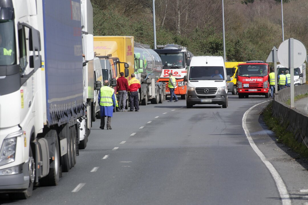 Lugo. Paro nacional en el transporte de mercancias por carretera. El paro, con un seguimiento muy dispar en seg&uacute;n qu&eacute; localidades, se convoca para protestar contra los elevad&iacute;simos precios del combustible y para exigir ayudas al Gobierno. En la imagen, camiones parados en el arc&eacute;n en uno de los accesos al Pol&iacute;gono de O CEAO en la ma&ntilde;ana del lunes 14 de marzo