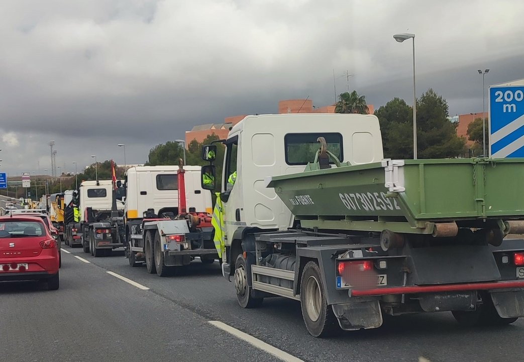 Caravana de camiones en una carretera de Málaga en el paro organizado por una plataforma de transportistas a nivel nacional.