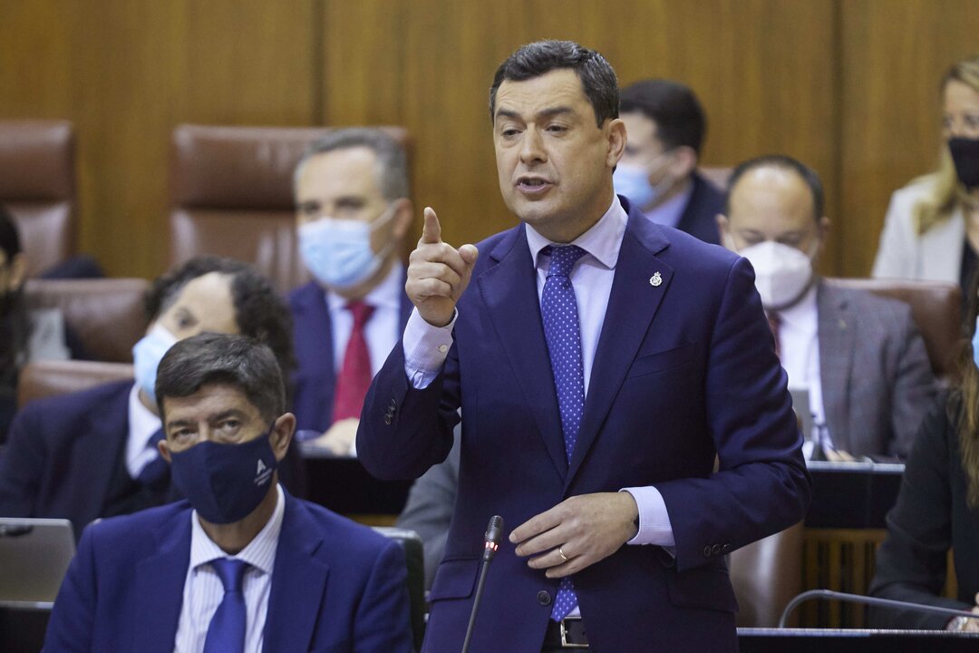 El presidente de la Junta, Juanma Moreno, durante la sesi&oacute;n plenaria ordinaria en el Parlamento de Andaluc&iacute;a, a 24 de marzo de 2022 en Sevilla (Andaluc&iacute;a, Espa&ntilde;a)

