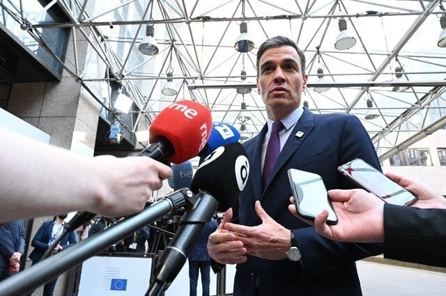El presidente del Gobierno, Pedro S&aacute;nchez, habla ante los medios en Bruselas