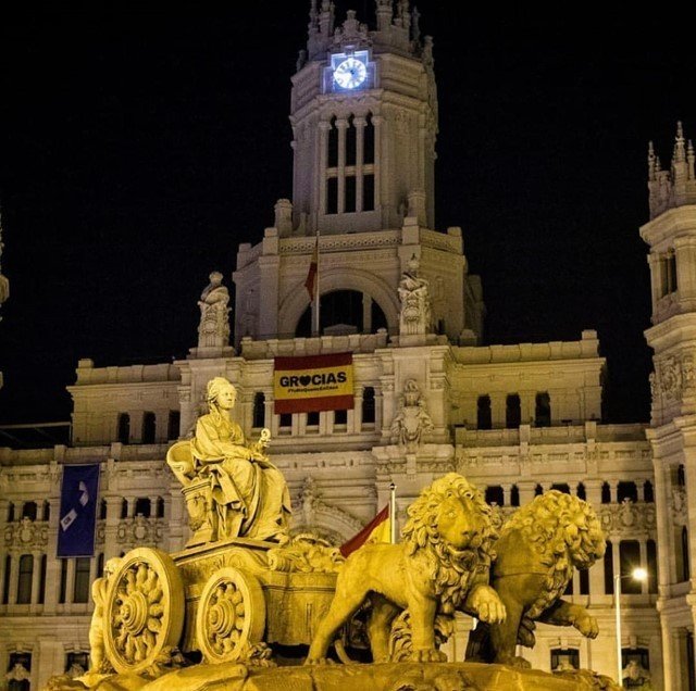 El Ayuntamiento de Madrid, durante una Hora del Planeta apagando sus luces y las de la diosa Cibeles.