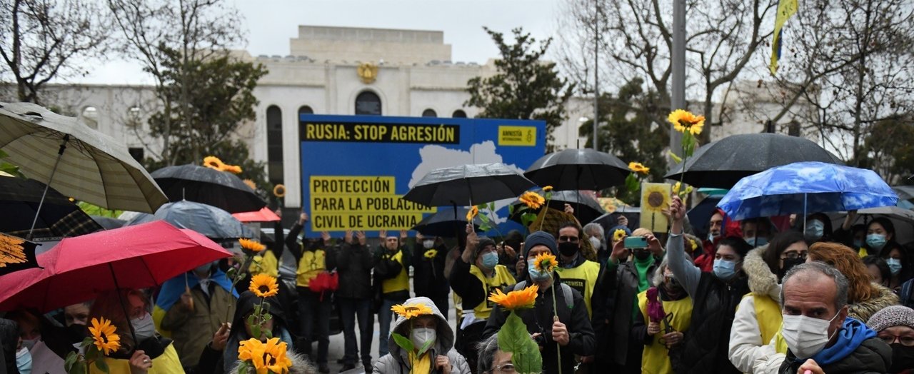 Manifestación contra la invasión rusa de Ucrania, ante la Embajada de Rusia en Madrid (Foto: Fernando Sánchez / Europa Press).