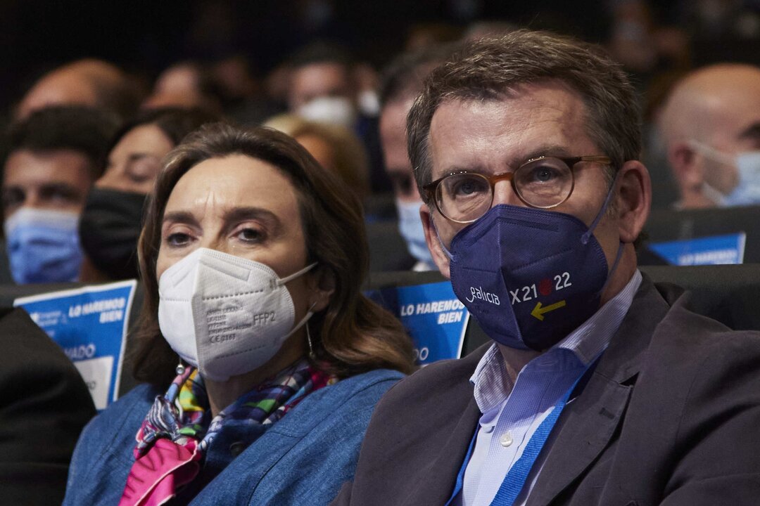 El presidente de la Xunta de Galicia y candidato a la presidencia del PP,  Alberto N&uacute;&ntilde;ez Feij&oacute;o, y la portavoz del PP en el Congreso de los Diputados y futura secretaria general del partido, Cuca Gamarra, en el Palacio de Congresos y Exposiciones de Sevilla (FIBES) para participar en el XX Congreso extraordinario del PP, a 1 de abril de 2022, en Sevilla, Andaluc&iacute;a (Espa&ntilde;a). El Partido Popular encumbrar&aacute; en este congreso a Alberto N&uacute;&ntilde;ez Feij&oacute;o como nuevo l&iacute;der del Partido Popular. El congreso abrir&aacute; tambi&eacute;n una "nueva etapa" despu&eacute;s de la profunda crisis que ha terminado con el liderazgo del hasta ahora presidente de la formaci&oacute;n conservadora, quien tendr&aacute; un discurso de despedida en ese c&oacute;nclave.
