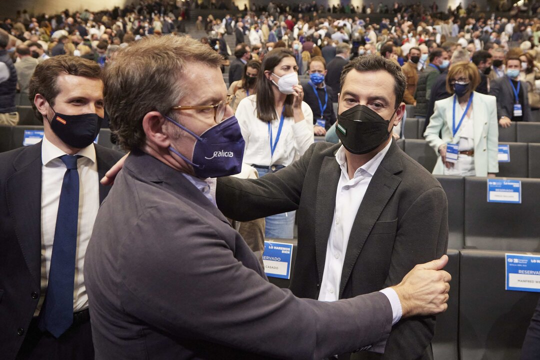 El presidente de la Xunta de Galicia y candidato a la presidencia del PP,  Alberto N&uacute;&ntilde;ez Feij&oacute;o, (i) y el presidente de la Junta, Juanma Moreno, (d) en el Palacio de Congresos y Exposiciones de Sevilla (FIBES) para participar en el XX Congreso extraordinario del PP, a 1 de abril de 2022, en Sevilla, Andaluc&iacute;a (Espa&ntilde;a). El Partido Popular encumbrar&aacute; en este congreso a Alberto N&uacute;&ntilde;ez Feij&oacute;o como nuevo l&iacute;der del Partido Popular. El congreso abrir&aacute; tambi&eacute;n una "nueva etapa" despu&eacute;s de la profunda crisis que ha terminado con el liderazgo del hasta ahora presidente de la formaci&oacute;n conservadora, quien tendr&aacute; un discurso de despedida en ese c&oacute;nclave.