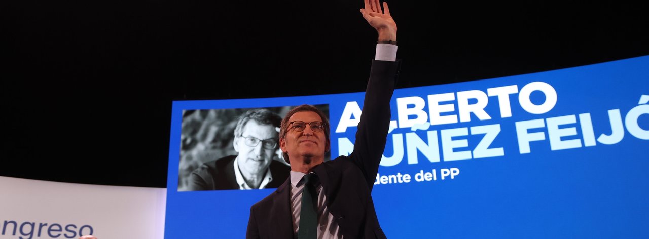 El presidente del PP, Alberto Núñez Feijóo, saluda tras su intervención en el segundo y último día del congreso del partido (Foto:  Joaquin Corchero / Europa Press).